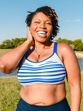 Femmes qui rient au soleil