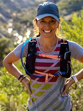 Frauen beim Posieren auf Wanderung