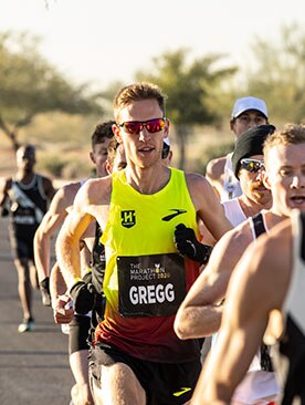 Brendan Gregg, athlète de l’ODP Hansons-Brooks, se tient au milieu du peloton.