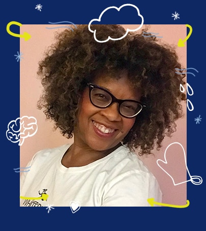 Une femme souriant à la caméra