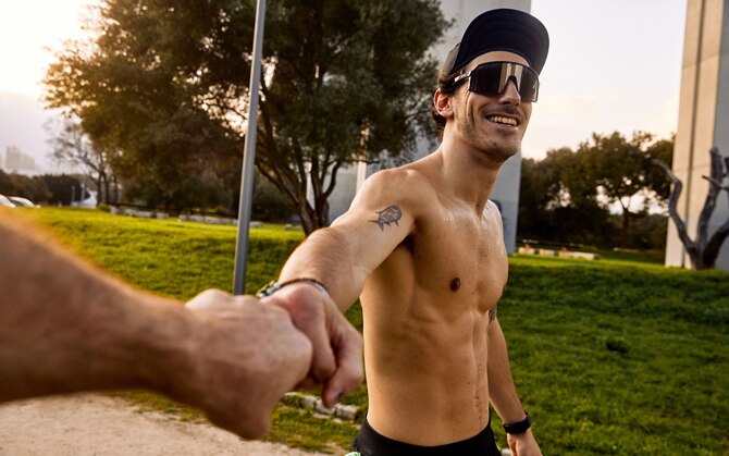 Twee hardlopers geven elkaar een boksbegroeting