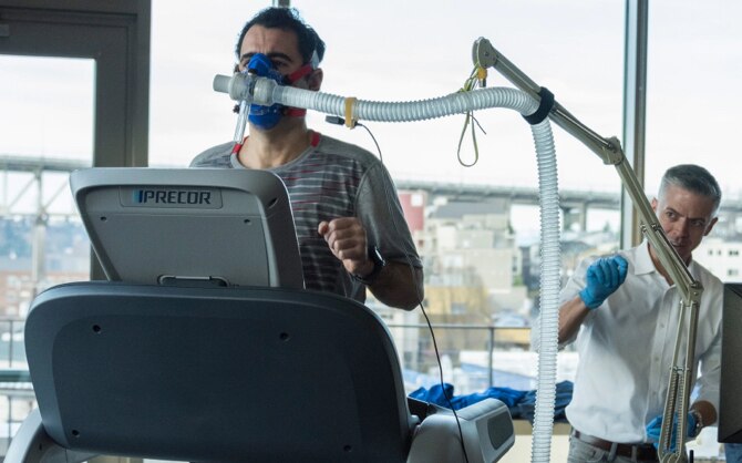 Andy courant sur un tapis roulant mesurant son VO2 max