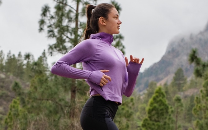 Mujer con una sudadera térmica con capucha Notch