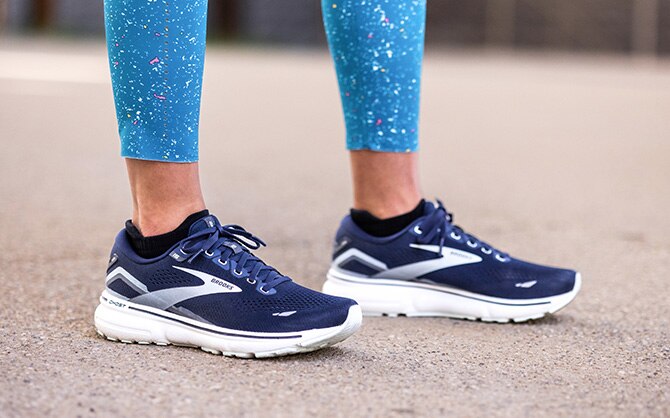 Feet with dark blue running shoes
