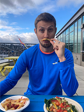 Joe mange de la nourriture