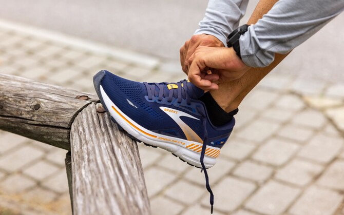 Ein Läufer bindet seine Schuhe