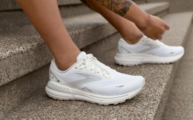 Tying white running shoes