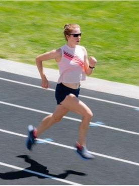 Femmes faisant un sprint sur une piste