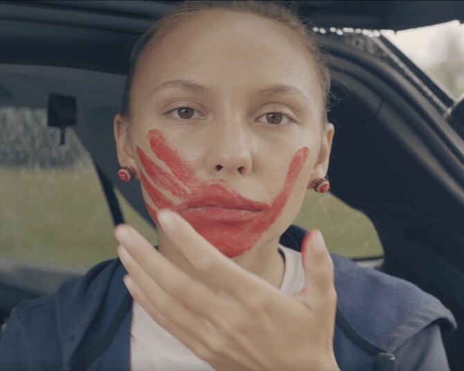 Rosalie faisant l’empreinte de la main sur son visage