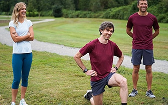 Garett Heath in een lunge stretch