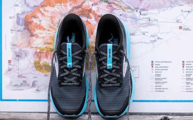 Trailrunningschoenen voor een trailrunningroutekaart