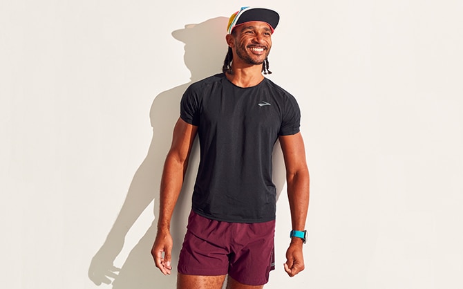 Homme souriant entièrement équipé en Brooks