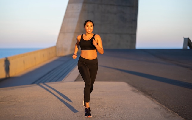 Mujer corriendo bajo el sol