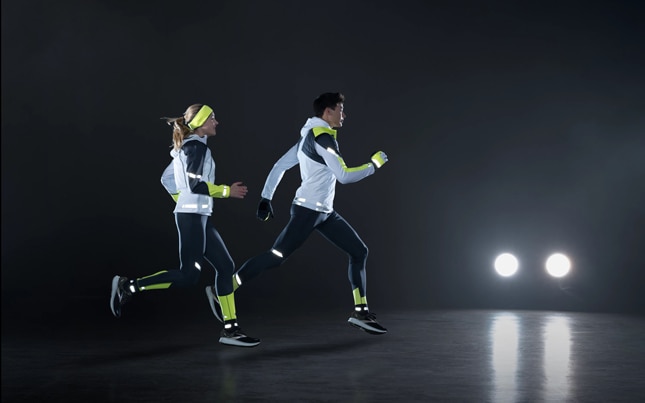 Courir dans le noir tout en portant un équipement réfléchissant