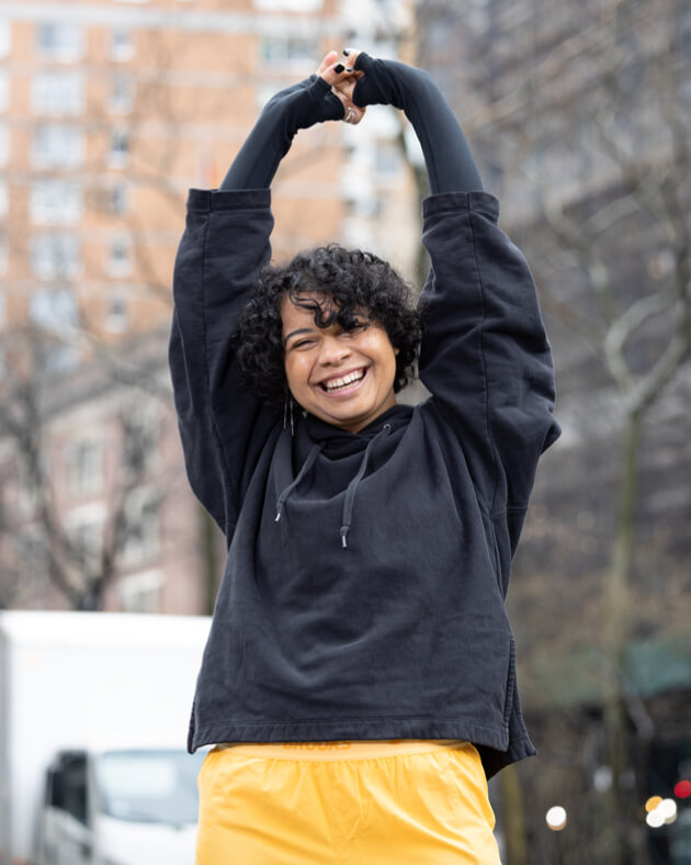 Urie lächelt und macht Dehnübungen