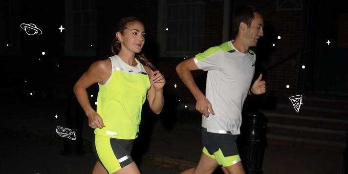 Deux runners qui courent tôt le matin