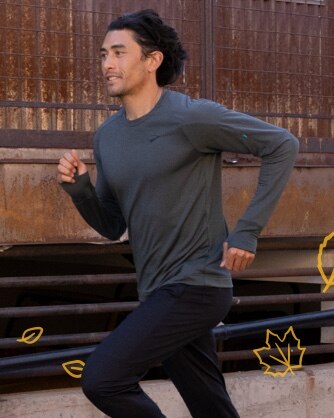 homme courant dans un chandail isotherme notch gris