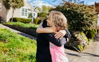 Denis fait un câlin à sa fille