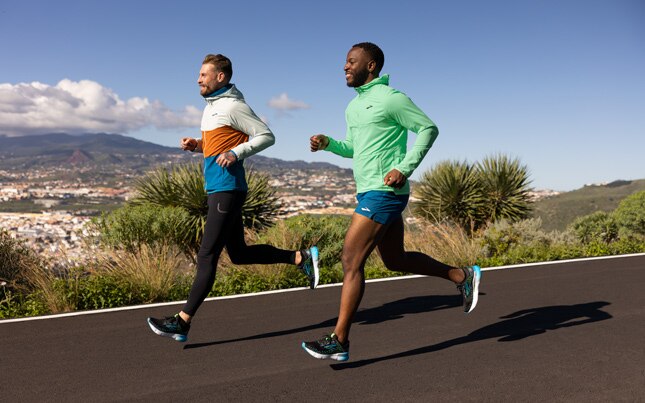 Deux hommes en train de courir