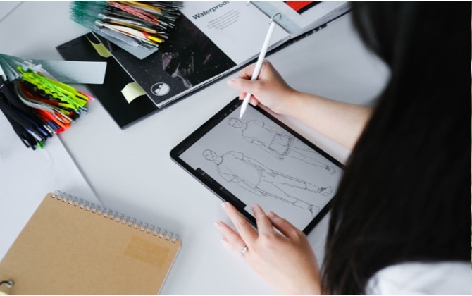 La designer Tina Hsu esquissant de nouvelles créations