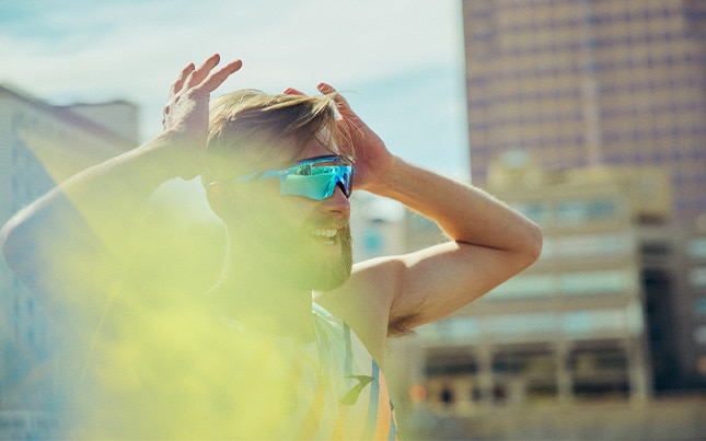 Twee hardlopers dragen de Hyperion Max en Hyperion Elite