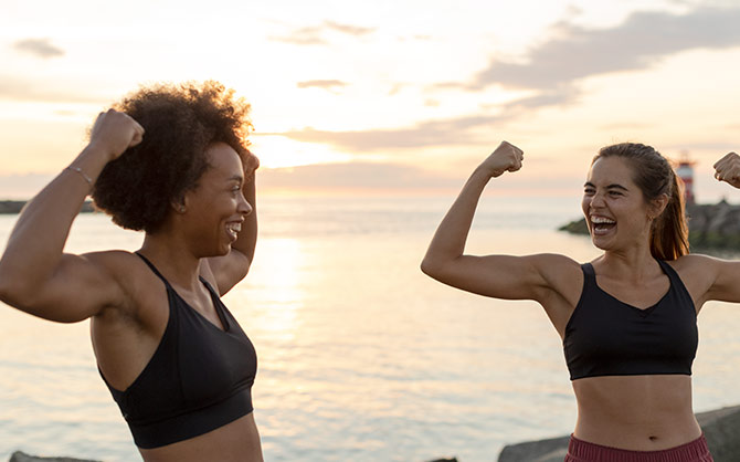 Deux femmes fléchissant les muscles de leurs bras