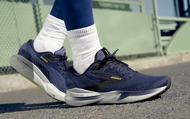 close-up van iemand die Brooks Adrenaline GTS 24-hardloopschoenen draagt