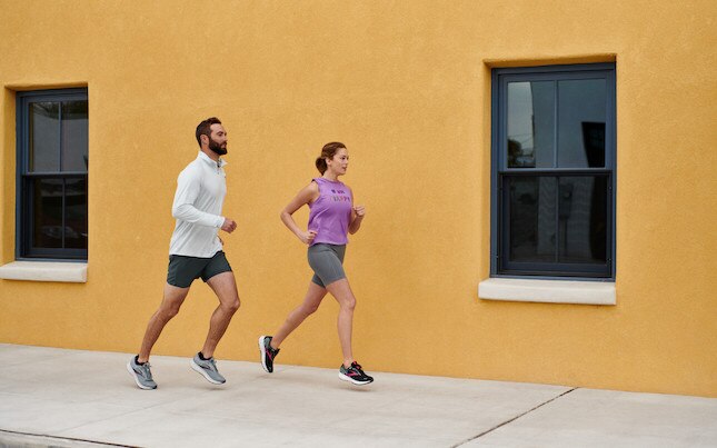 Coureur face à un bâtiment jaune