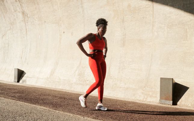 femme qui fait de l’exercice avec des chaussures de soutien aux pieds