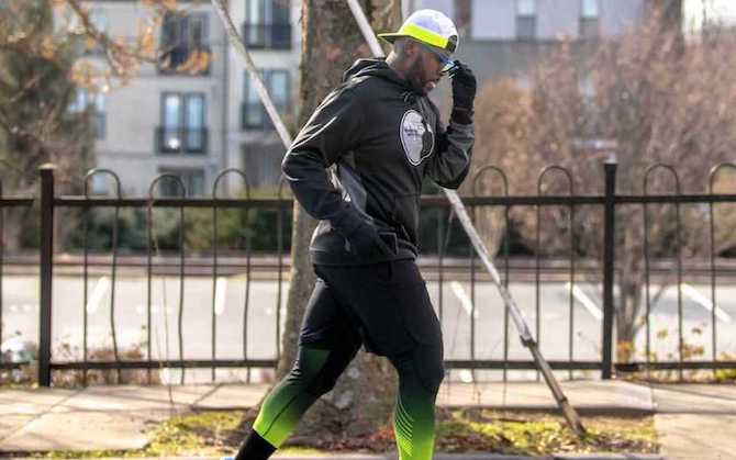 Matthew court sur un pont