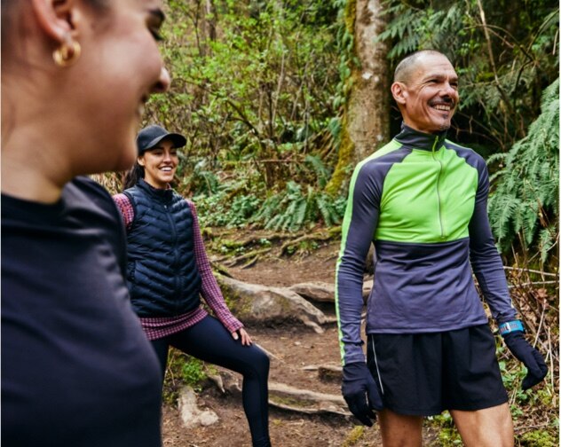 Francisco enfilant ses chaussures