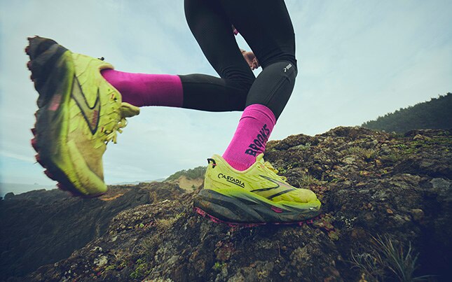 close up of someone trail running in Brooks Cascadia 19 trail running shoes