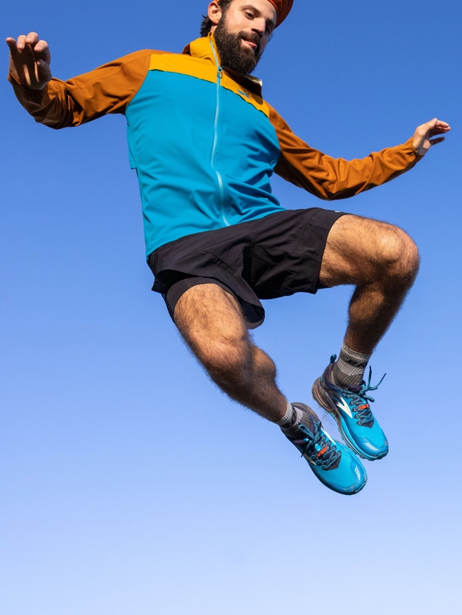 Runner che salta in alto