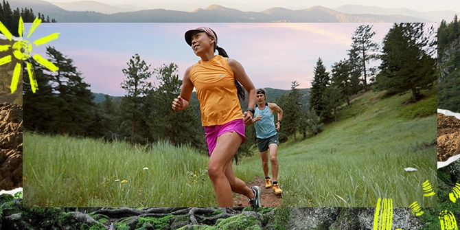 Una mujer y un hombre corriendo en la montaña
