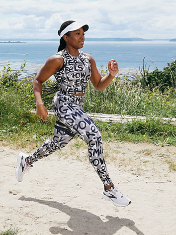 Olu court avec l’océan derrière elle