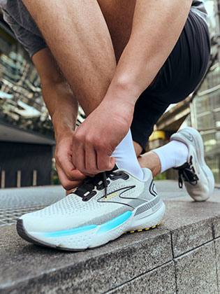 A runner tying the laces of the Glycerin 21