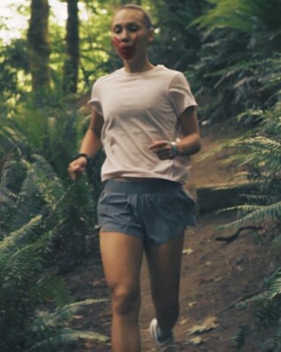 Rosalie courant sur le sentier