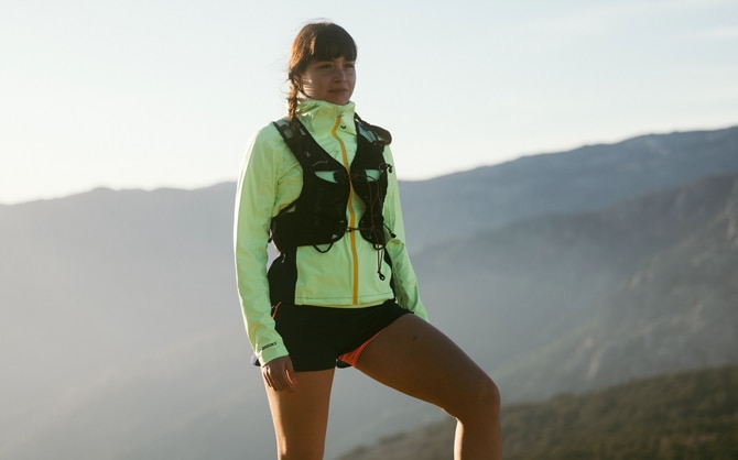Trailrunner poseert in de uitrusting van de Brooks Trail High Point-collectie