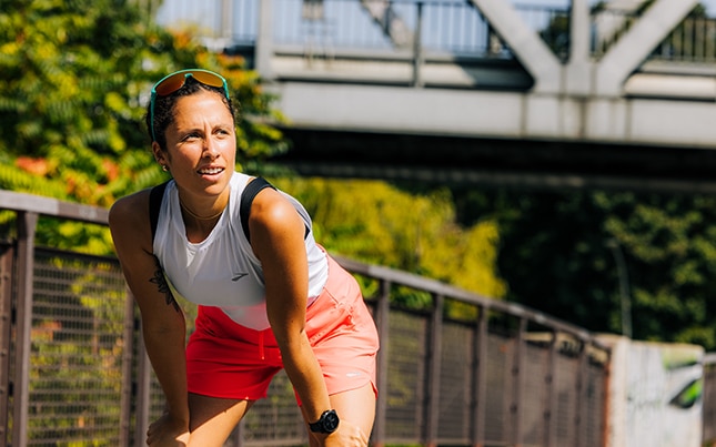 Un runner sur une route pavée tôt le matin.