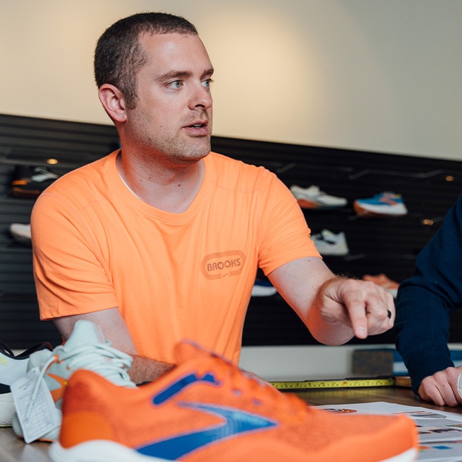 Jake deutet auf einen Schuh