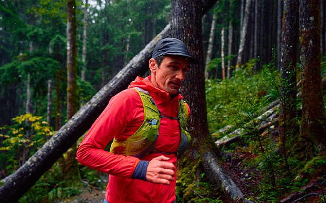 JP corriendo en un bosque.