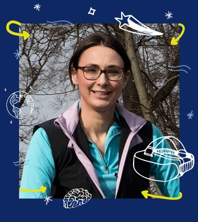 Eine Frau lächelt in die Kamera