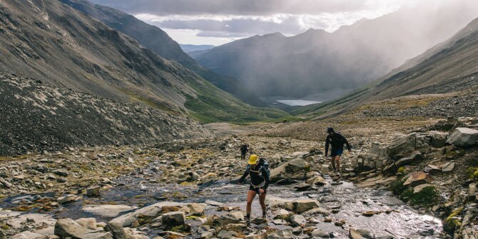 Escursionisti che camminano sulle rocce