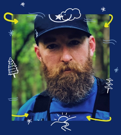 Un hombre que mira a la cámara