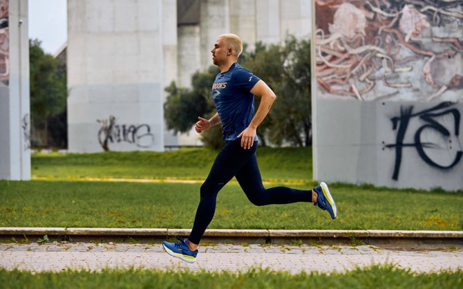 Runner che corre in un parco