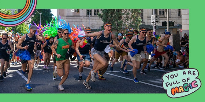 Les membres du chapitre de Seattle des FrontRunners montrent leur fierté sur la piste.