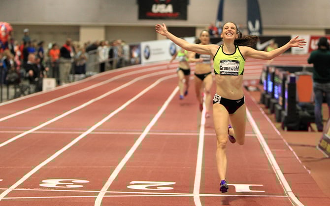 Gabe traversant la ligne d’arrivée d’une course