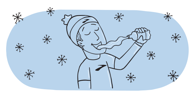 Afbeelding van een man die er tevreden uitziet terwijl hij een fles water in zijn mond spuit.