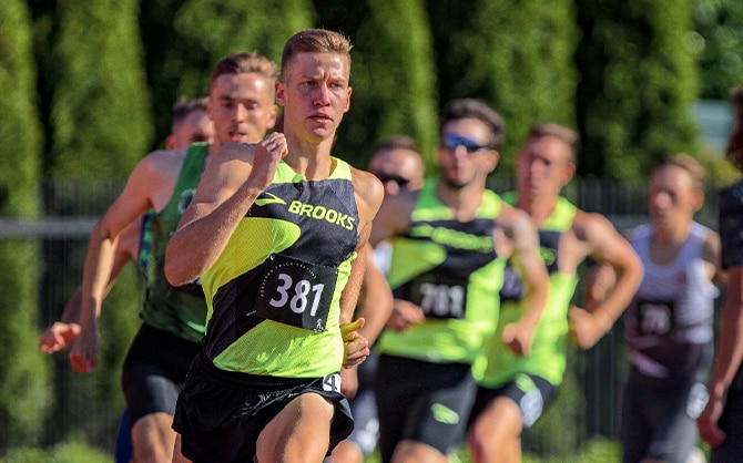 Brannon Kidder à l’avant du peloton dans une course, faisant un sprint pour l’arrivée. 