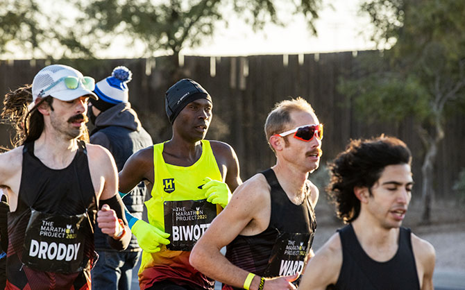 Shadrack Biwott s’accroche au peloton de tête au début de la course.